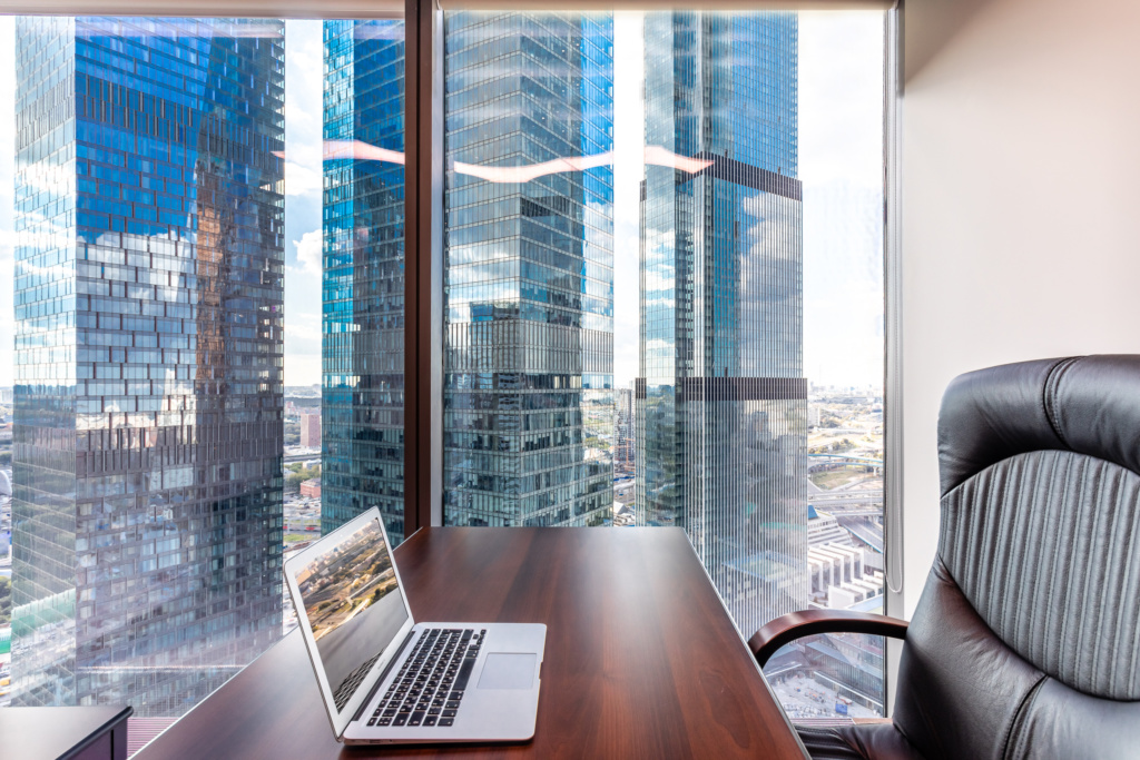 интерьерное фото офиса с видом из окна